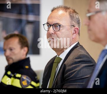 2022-05-06 17:44:46 ALBLASSERDAM - Dennis den OS, Bezirksleiter von Südholland Süden, Bürgermeister Jaap Paans und Hauptanwalt Hugo Hillenaar (von links nach rechts) während einer Pressekonferenz im Rathaus über das tödliche Schießen auf einer Pflegefarm. Der Vorfall hinterließ zwei Tote und drei Verletzte. Der Verdächtige wurde schnell verhaftet. ANP SEM VAN DER WAL niederlande Out - belgien Out Stockfoto