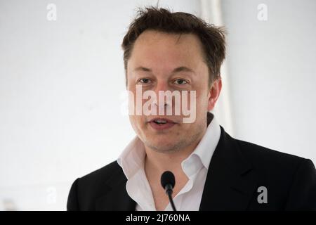 22. September 2014, Brownsville, Texas, USA: Boca Chica, Texas USA 22SEP14: ELON MUSK hilft, am Standort des neuen Weltraumhafens im äußersten Süden von Texas in Boca Chica, Texas, den Boden zu brechen. Der abgelegene Standort östlich von Brownsville, Texas, liegt zwei Meilen (3,2 km) von der Mündung des Rio Grande River und der texanischen Grenze zu Mexiko entfernt. (Bild: © Bob Daemmrich/ZUMA Press Wire) Stockfoto