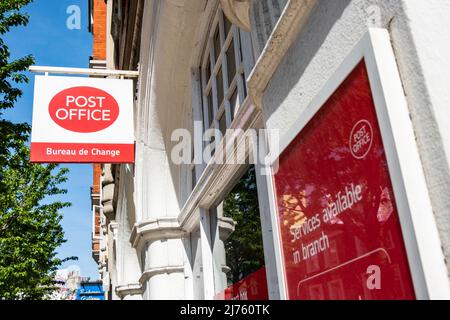 LONDON - MAI 2022: Beschilderung der Postfiliale in London. Ein britisches Postunternehmen mit Niederlassungen in ganz Großbritannien Stockfoto