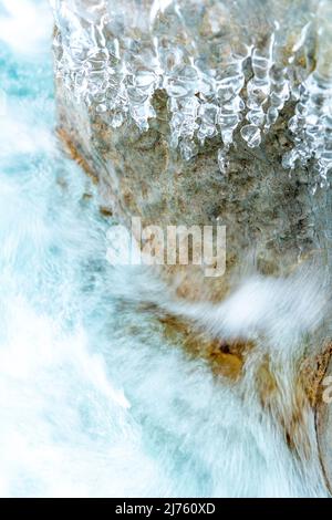 Eierkegel auf einem Felsen über dem sprudelnden Spray des Rissbaches im sogenannten eng bei Hinterriss in Tirol, im Karwendelgebirge. Stockfoto