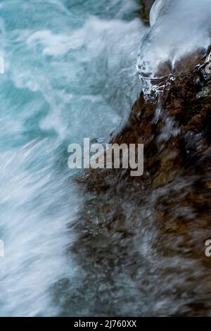 Eierkegel auf einem Felsen über dem sprudelnden Spray des Rissbaches im sogenannten eng bei Hinterriss in Tirol, im Karwendelgebirge. Stockfoto