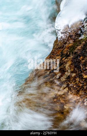 Eierkegel auf einem Felsen über dem sprudelnden Spray des Rissbaches im sogenannten eng bei Hinterriss in Tirol, im Karwendelgebirge. Stockfoto