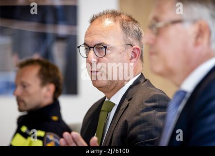 2022-05-06 17:44:37 ALBLASSERDAM - Dennis den OS, Bezirksleiter von Südholland Süden, Bürgermeister Jaap Paans und Hauptanwalt Hugo Hillenaar (von links nach rechts) während einer Pressekonferenz im Rathaus über das tödliche Schießen auf einer Pflegefarm. Der Vorfall hinterließ zwei Tote und drei Verletzte. Der Verdächtige wurde schnell verhaftet. ANP SEM VAN DER WAL niederlande Out - belgien Out Stockfoto