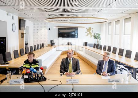 2022-05-06 17:38:20 ALBLASSERDAM - Dennis den OS, Bezirkschef Zuid-Holland-Zuid, Bürgermeister Jaap Paans und Hauptanwalt Hugo Hillenaar (von links nach rechts) während einer Pressekonferenz im Rathaus über das tödliche Schießen auf einer Pflegefarm. Der Vorfall hinterließ zwei Tote und drei Verletzte. Der Verdächtige wurde schnell verhaftet. ANP SEM VAN DER WAL niederlande Out - belgien Out Stockfoto