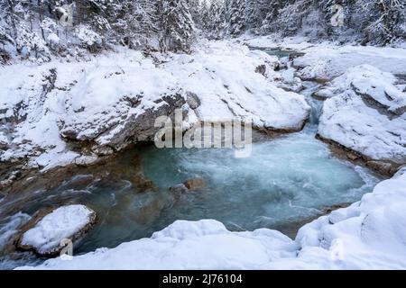 Der Rissbach bei Hinterriss in Tirol im sogenannten eng beim Ahornboden, im Winter bei Schnee und Eis mit markanten Felsen und starkem Durchfluss von klarem Wasser. Stockfoto