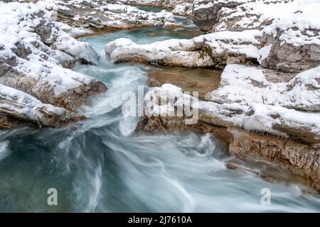 Der Rissbach bei Hinterriss in Tirol im sogenannten eng beim Ahornboden, im Winter bei Schnee und Eis mit markanten Felsen und starkem Durchfluss von klarem Wasser. Stockfoto