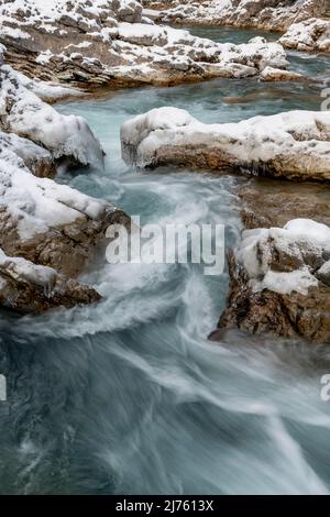 Der Rissbach bei Hinterriss in Tirol im sogenannten eng beim Ahornboden, im Winter bei Schnee und Eis mit markanten Felsen und starkem Durchfluss von klarem Wasser. Stockfoto