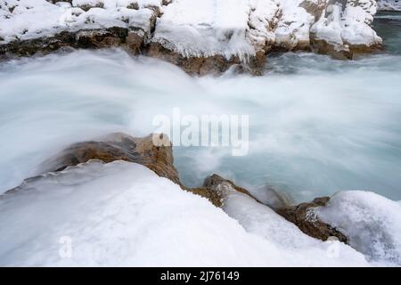 Der Rissbach bei Hinterriss in Tirol im sogenannten eng beim Ahornboden, im Winter bei Schnee und Eis mit markanten Felsen und starkem Durchfluss von klarem Wasser. Stockfoto