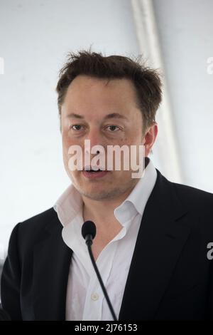 22. September 2014, Brownsville, Texas, USA: Boca Chica, Texas USA 22SEP14: ELON MUSK hilft, am Standort des neuen Weltraumhafens im äußersten Süden von Texas in Boca Chica, Texas, den Boden zu brechen. Der abgelegene Standort östlich von Brownsville, Texas, liegt zwei Meilen (3,2 km) von der Mündung des Rio Grande River und der texanischen Grenze zu Mexiko entfernt. (Bild: © Bob Daemmrich/ZUMA Press Wire) Stockfoto