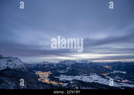 Nachtaufnahme und Langzeitbelichtung in den Bergen von Mittenwald, Karwendel und Wetterstein mit Schnee nach Sonnenuntergang. Stockfoto