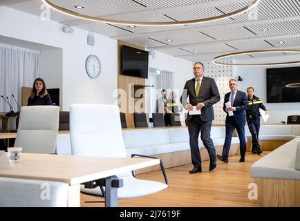 2022-05-06 17:31:49 ALBLASSERDAM - Bürgermeister Jaap Paans, Hauptanwalt Hugo Hillenaar und Dennis den OS, Bezirkshauptmann Zuid-Holland-Zuid, (von links nach rechts) vor einer Pressekonferenz im Rathaus über das tödliche Schießen auf einer Pflegefarm. Der Vorfall hinterließ zwei Tote und drei Verletzte. Der Verdächtige wurde schnell verhaftet. ANP SEM VAN DER WAL niederlande Out - belgien Out Stockfoto