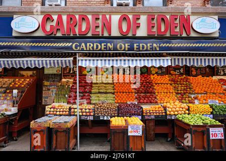 In den Obst- und Gemüseläden von Manhattan gibt es oft eine attraktive Außenwerbung auf dem Bürgersteig Stockfoto