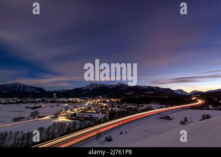 Nachtaufnahme der Autobahn mit Brücke und Zugspitze im Hintergrund, kurz vor Garmisch-Partenkirchen Stockfoto