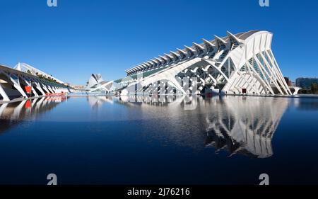 VALENCIA, SPANIEN - 15. FEBRUAR 2022: Die Stadt der Künste - Wissenschaftsmuseum, entworfen vom valencianischen Architekten Santiago Calatrava. Stockfoto