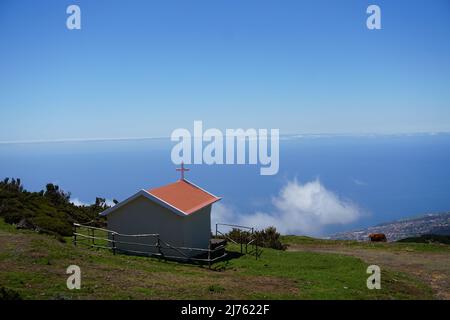 Kapelle und Levada auf der Hochebene von Paul da Serra hoch über dem Atlantik, Madeira Portugal Europa. Foto von Matheisl Stockfoto