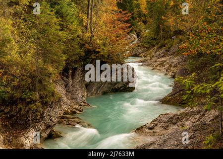 Der Rissbach, einer der Nebenflüsse der Isar in den bayerisch-Tiroler Alpen, das Karwendel, fotografiert im Herbst mit bunten Blättern. Stockfoto