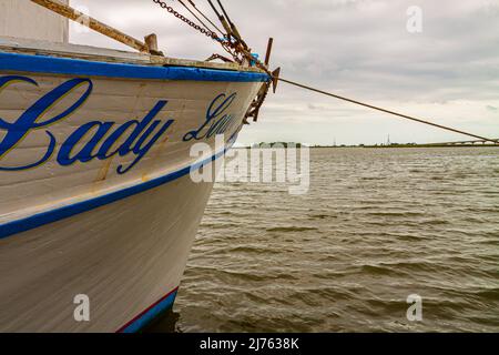 Das Shrimp Boat dockte am Apalachicola River an der Water Street, Apalachicola, Florida, USA Stockfoto