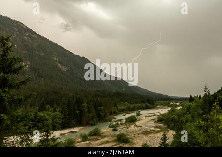 Blitzentladung auf der Isar zwischen Wallgau und Vorderriss im Karwendel. Stockfoto