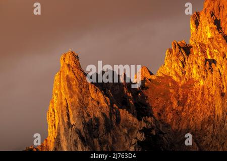 Die Viererspitze im Karwendel oberhalb von Mittenwald leuchtet im warmen Abendlicht der untergehenden Sonne golden. Alpine Glow Deluxe. Stockfoto