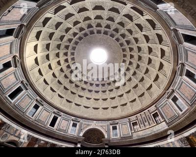 Die Innenöffnung im Pantheon-Tempel in Rom, Italien Stockfoto