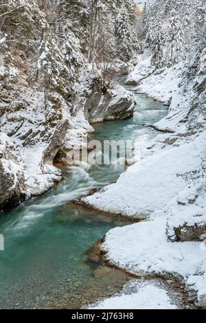 Der Rissbach bei Hinterriss in Tirol im sogenannten eng beim Ahornboden, im Winter bei Schnee und Eis mit markanten Felsen und starkem Durchfluss von klarem Wasser. Stockfoto