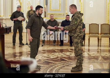Kiew, Ukraine. 06. Mai 2022. Der ukrainische Präsident Wolodymyr Zelenskyy, links, überreicht am 6. Mai 2022 im Marijinski-Palast in Kiew, Ukraine, Staatspreise an Militärangehörige der ukrainischen Streitkräfte und Familien gefallener Verteidiger. Quelle: Ukrainische Präsidentschaft/Ukrainische Präsidentschaft/Alamy Live News Stockfoto