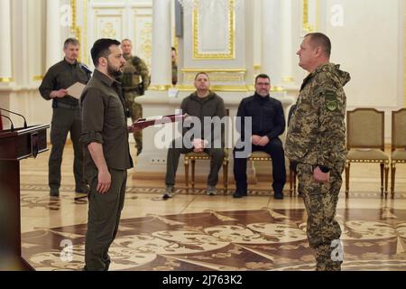 Kiew, Ukraine. 06. Mai 2022. Der ukrainische Präsident Wolodymyr Zelenskyy, links, überreicht am 6. Mai 2022 im Marijinski-Palast in Kiew, Ukraine, Staatspreise an Militärangehörige der ukrainischen Streitkräfte und Familien gefallener Verteidiger. Quelle: Ukrainische Präsidentschaft/Ukrainische Präsidentschaft/Alamy Live News Stockfoto