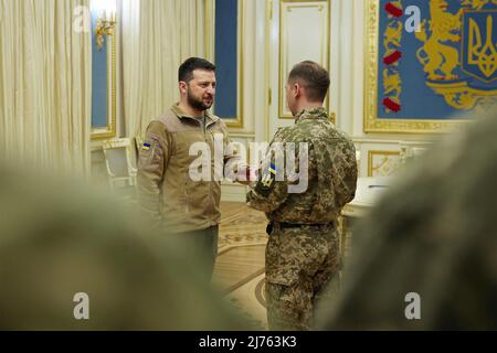 Kiew, Ukraine. 06. Mai 2022. Der ukrainische Präsident Wolodymyr Zelenskyy, links, überreicht am 6. Mai 2022 im Marijinski-Palast in Kiew, Ukraine, Staatspreise an Militärangehörige der ukrainischen Streitkräfte und Familien gefallener Verteidiger. Quelle: Ukrainische Präsidentschaft/Ukrainische Präsidentschaft/Alamy Live News Stockfoto