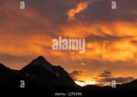 Abends rot auf dem Wetterstein von Mittenwald aus gesehen in den bayerischen Alpen. Stockfoto