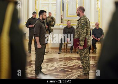 Kiew, Ukraine. 06. Mai 2022. Der ukrainische Präsident Wolodymyr Zelenskyy, links, überreicht am 6. Mai 2022 im Marijinski-Palast in Kiew, Ukraine, Staatspreise an Militärangehörige der ukrainischen Streitkräfte und Familien gefallener Verteidiger. Quelle: Ukrainische Präsidentschaft/Ukrainische Präsidentschaft/Alamy Live News Stockfoto