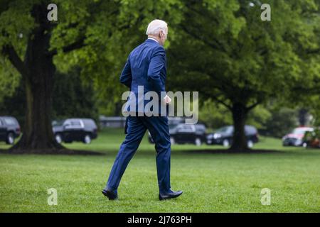 Ohio, USA. 6. Mai 2022. US-Präsident Joe Biden verlässt das Weiße Haus im Regen zu einem Treffen in Ohio mit führenden Vertretern der Fertigungsindustrie in Washington, DC, am Freitag, den 6. Mai 2022. Foto von Jim Lo Scalzo/UPI Credit: UPI/Alamy Live News Stockfoto