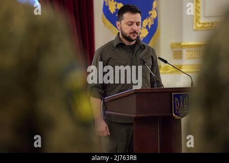 Kiew, Ukraine. 06. Mai 2022. Der ukrainische Präsident Wolodymyr Zelenskyy steht für einen Moment des Schweigens, um die im Krieg Getöteten während einer Veranstaltung zu ehren, bei der Soldaten der ukrainischen Streitkräfte und Familien gefallener Verteidiger am 6. Mai 2022 im Mariyinski-Palast in Kiew, Ukraine, Medaillen verliehen wurden. Quelle: Ukrainische Präsidentschaft/Ukrainische Präsidentschaft/Alamy Live News Stockfoto