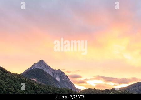Abends rot auf dem Wetterstein von Mittenwald aus gesehen in den bayerischen Alpen. Stockfoto