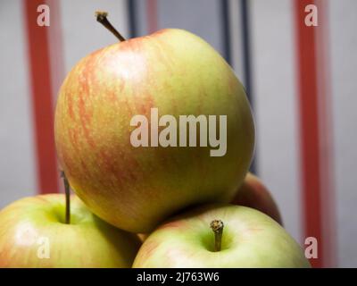 Ein Haufen Galaäpfel. Ein paar Früchte, eine Nahaufnahme. Stockfoto