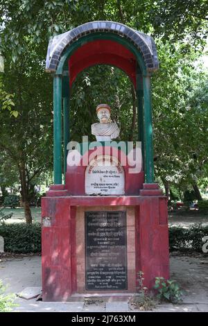 Büste von Bal Gangadhar Tilak im Nana Rao Park oder Company Bagh (ehemals Memorial Well Garden). Kanpur, Uttar Pradesh, Indien. Stockfoto