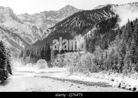 Der Rissbach im Winter mit Schnee und Reif. Stockfoto