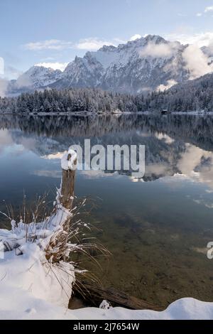 Winter am Lautersee mit Schnee und Spiegelung des Karwendelgebirges oberhalb von Mittenwald am Nachmittag im Winter. Stockfoto
