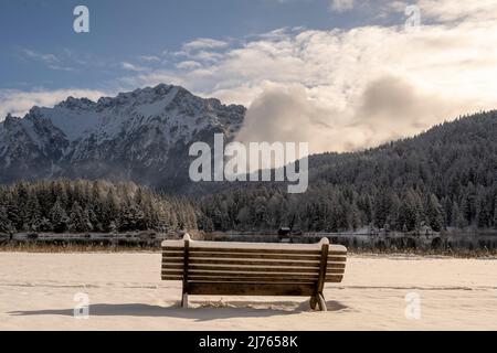 Das Ufer bei Kemsers am Lautersee im Winter mit Neuschnee. Im Hintergrund die Karwendel- und Nebelatmosphäre. Stockfoto