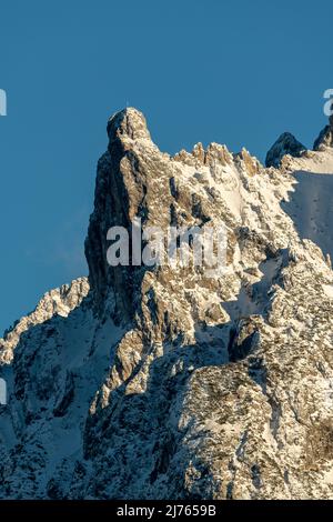 Die Viererspitze (2054 m ü.d.M.) oberhalb von Mittenwald, unterhalb der westlichen Karwendelspitze, im Winter als Teil des nördlichen Karwendel-Gebirges bei Schnee und Eis, vor blauem Himmel. Stockfoto