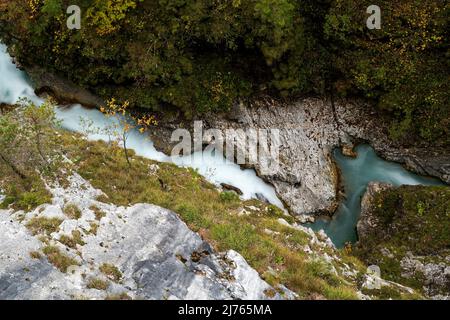 Blick von oben auf die Leutascher oder Mittenwalder Geisterklamm im Grenzgebiet zwischen Deutschland und Österreich im Herbst Stockfoto