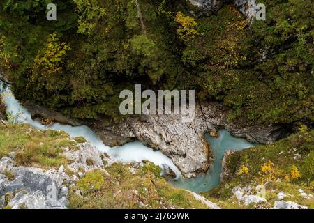 Blick von oben auf die Leutascher oder Mittenwalder Geisterklamm im Grenzgebiet zwischen Deutschland und Österreich im Herbst Stockfoto