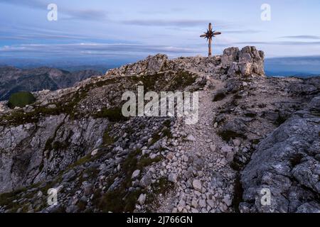 Enger Weg zum Gipfelkreuz des Guffert im Rofan, den Brandenberger Alpen in Tirol. Stockfoto