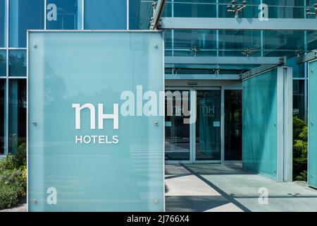 Bergamo, Italien - 04.29.2022 - Hotel NH Orio al Serio neben dem Flughafen Mailand Bergamo. NH Hotels Group. Stockfoto