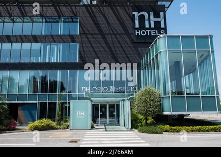 Bergamo, Italien - 04.29.2022 - Hotel NH Orio al Serio neben dem Flughafen Mailand Bergamo. NH Hotels Group. Stockfoto