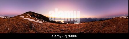 Vollmond am Simetsberg im Estergebirge, Bayerische Alpen mit Blick auf den Walchensee und die umliegenden Berge im Frühling Stockfoto