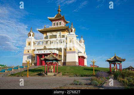 ELISTA, RUSSLAND - 21. SEPTEMBER 2021: Buddhistischer Tempel 'Goldener Aufenthaltsort von Buddha Shakyamuni'. Elista, Kalmückien, Russland Stockfoto