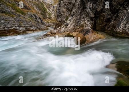 Die Gleirschklamm bei Scharnitz im Karwendel, ein Wasserfall zwischen schmalen Felswänden. Stockfoto