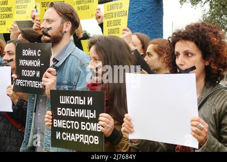 Aktivisten von Amnesty International demonstrieren in der Nähe der russischen Botschaft in Rom, Italien, Mai 5 2022. Die Gruppe protestiert gegen die Unterdrückung von Dissens in Russland. Laut Riccardo Noury, dem Sprecher von Amnesty in Italien, wurden in Russland seit Beginn des Krieges in der Ukraine mehr als 15,000 Menschen verhaftet, weil sie nur gegen den Konflikt demonstriert hatten; Dissidenten riskieren bis zu 15 Jahre Gefängnis, weil sie dem Krieg nicht zustimmen. Im kürzlich von der Organisation Reporter sans Frontieres herausgegebenen World Press Freedom Index 2022 steht Russland weltweit auf Platz 155., was die Meinungsfreiheit betrifft Stockfoto