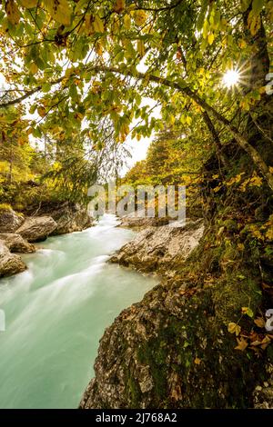 Der Rissbach, einer der Nebenflüsse der Isar in den bayerisch-Tiroler Alpen, das Karwendel, fotografiert im Herbst mit sunstar. Stockfoto