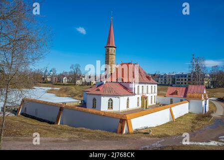 Der alte Priorat Palast im frühen Frühjahr. Gattschina, Russland Stockfoto